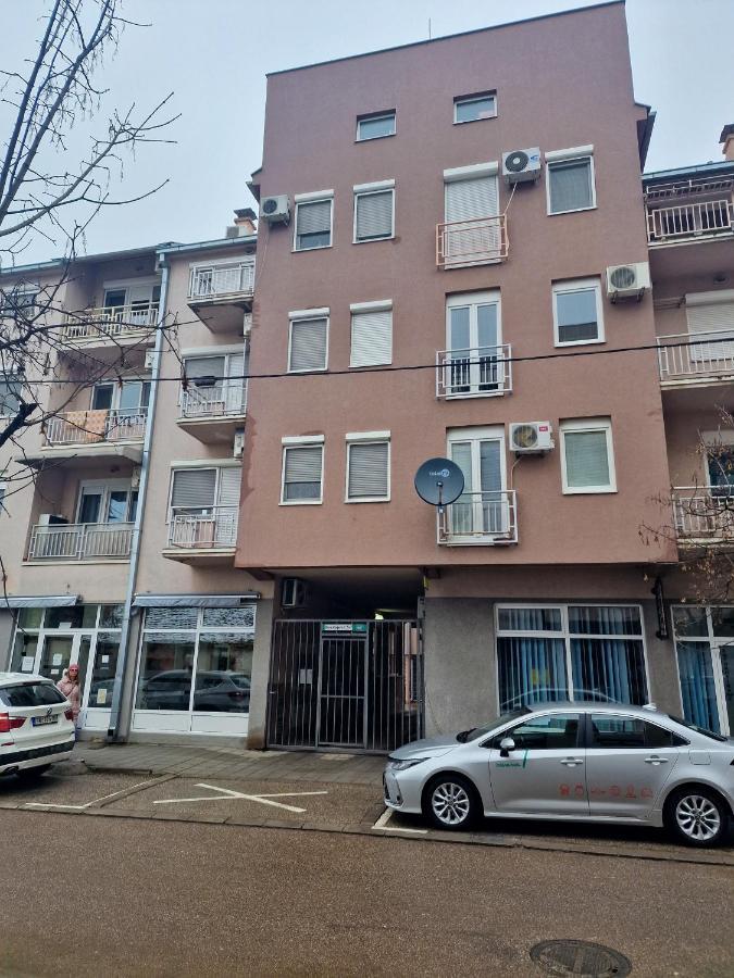 Ferienwohnung Quiet Center Sremska Mitrovica Exterior foto